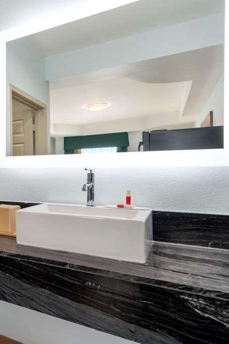 Hotel Baymont by Wyndham Kingwood photo 2