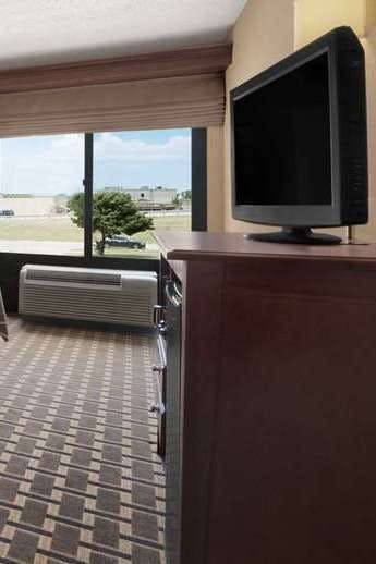 Hotel Baymont by Wyndham Lewisville photo 4