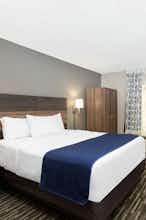 Hotel Days Inn & Suites by Wyndham Wisconsin Dells photo 1