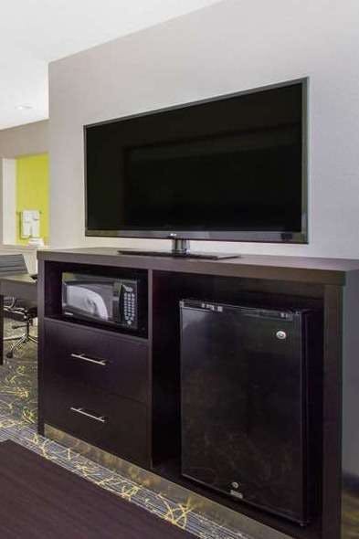 Hotel AmericInn by Wyndham Delafield photo 3