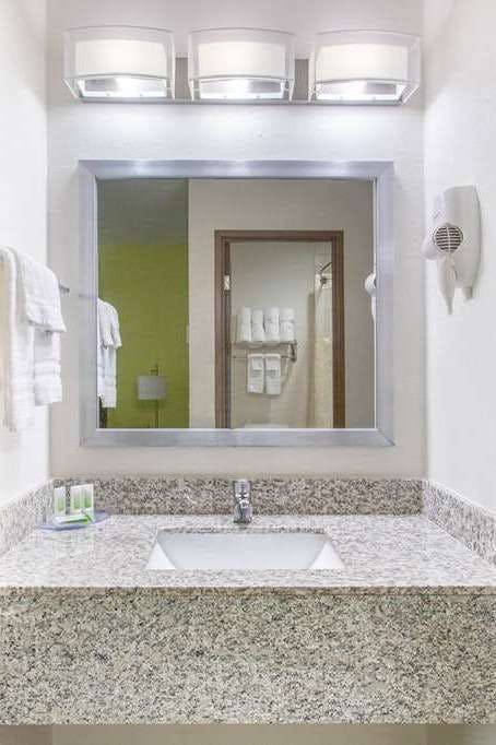 Hotel AmericInn by Wyndham Delafield photo 4