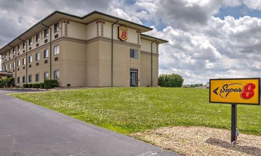 Super 8 by Wyndham Waterloo