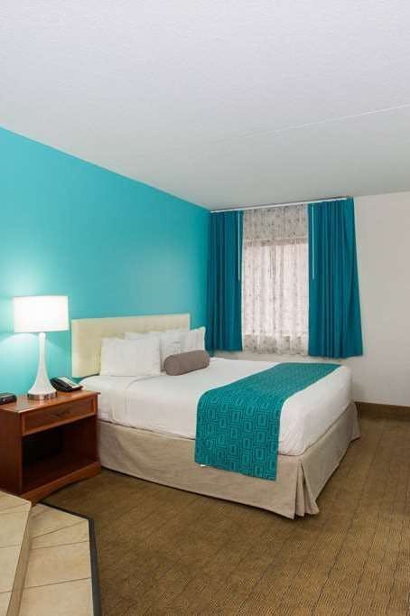 Hotel Howard Johnson by Wyndham Evansville East photo 2