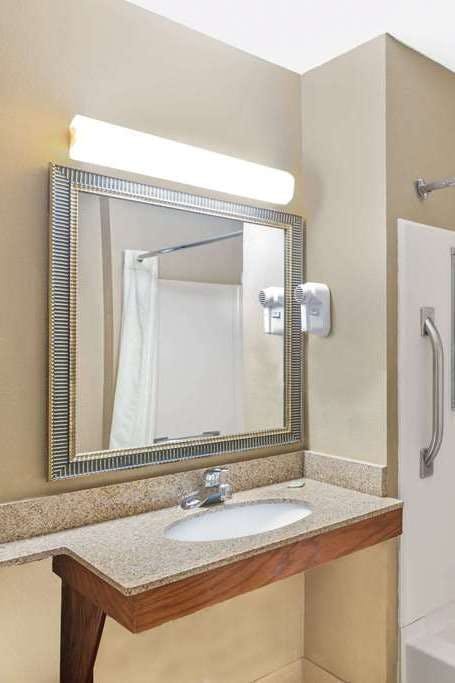 Hotel Super 8 by Wyndham Tilton/Lake Winnipesaukee photo 4