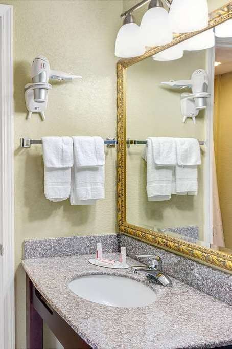 Hotel Baymont by Wyndham Gatlinburg On The River photo 3