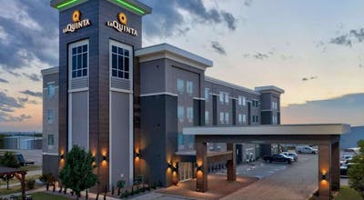 La Quinta Inn & Suites by Wyndham Denton - University Drive
