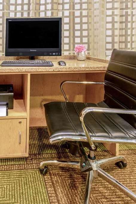 Hotel La Quinta Inn & Suites by Wyndham Salt Lake City Airport photo 4