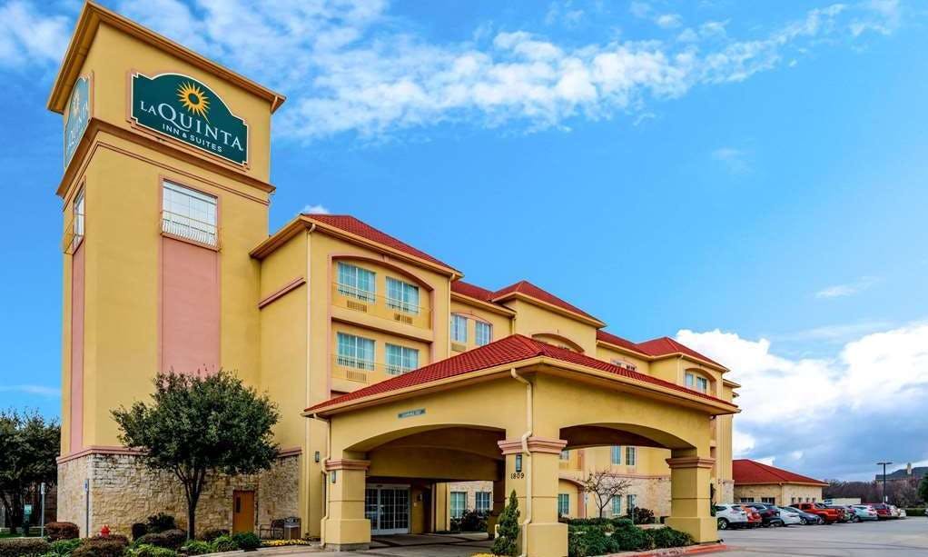 La Quinta Inn & Suites by Wyndham DFW Airport West - Bedford