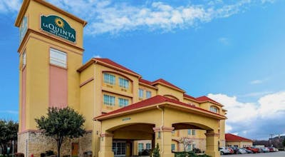 La Quinta Inn & Suites by Wyndham DFW Airport West - Bedford
