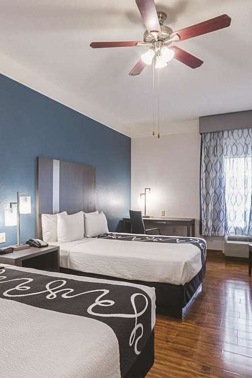 Hotel La Quinta Inn & Suites by Wyndham Kingwood Houston IAH Airpt photo 1