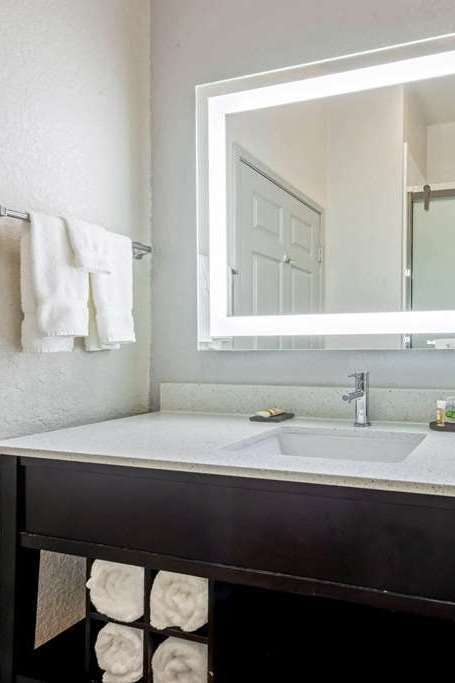 Hotel La Quinta Inn & Suites by Wyndham Kingwood Houston IAH Airpt photo 4