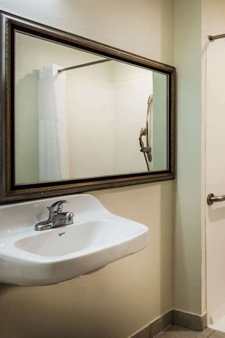 Hotel Days Inn and Suites Antioch photo 3