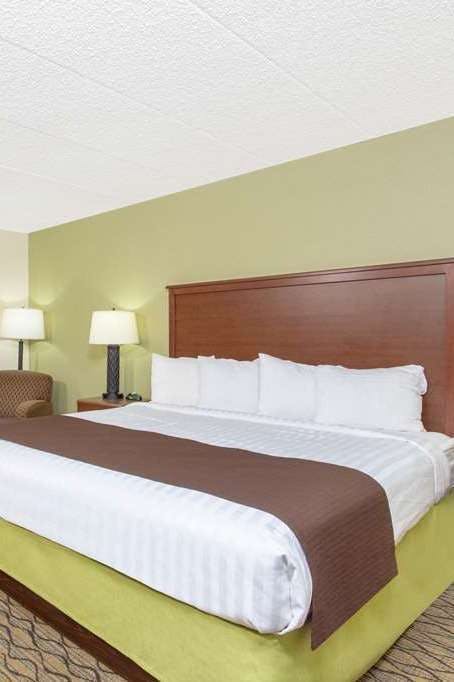 Hotel AmericInn by Wyndham Sheboygan photo 1