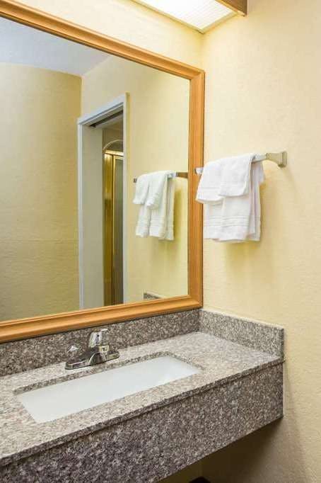 Hotel Days Inn by Wyndham Blue Springs photo 3