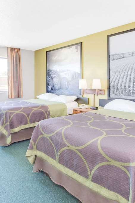 Hotel Super 8 by Wyndham Oelwein photo 1