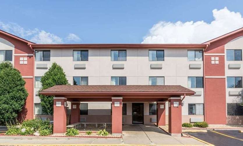 Super 8 by Wyndham St. Charles