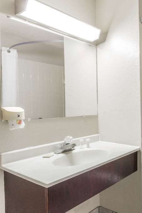 Hotel Super 8 by Wyndham St. Charles photo 5