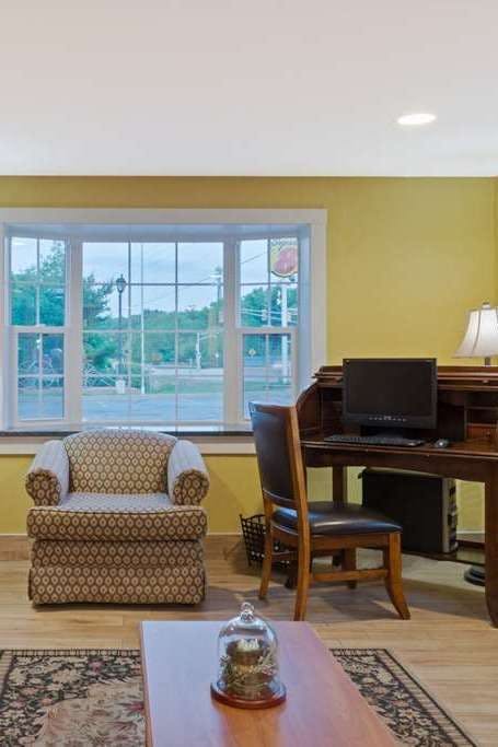 Hotel Super 8 Sturbridge MA photo 4