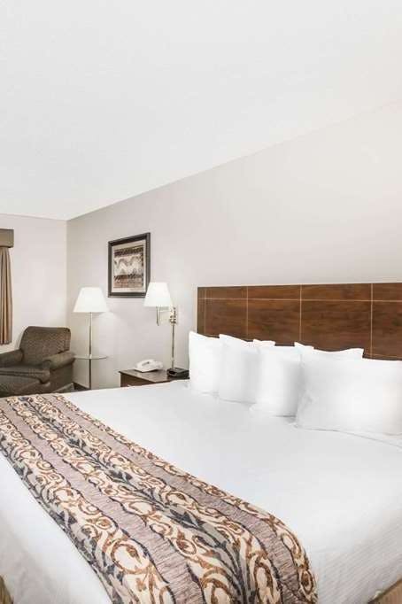 Hotel Baymont by Wyndham LeMars photo 2