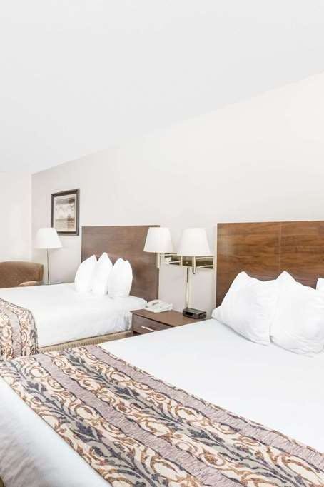 Hotel Baymont by Wyndham LeMars photo 1