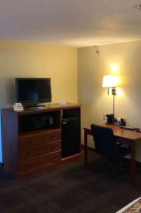 Hotel Baymont by Wyndham LeMars photo 4