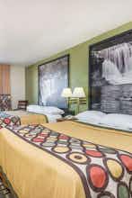 Hotel Super 8 by Wyndham Madison IN photo 1