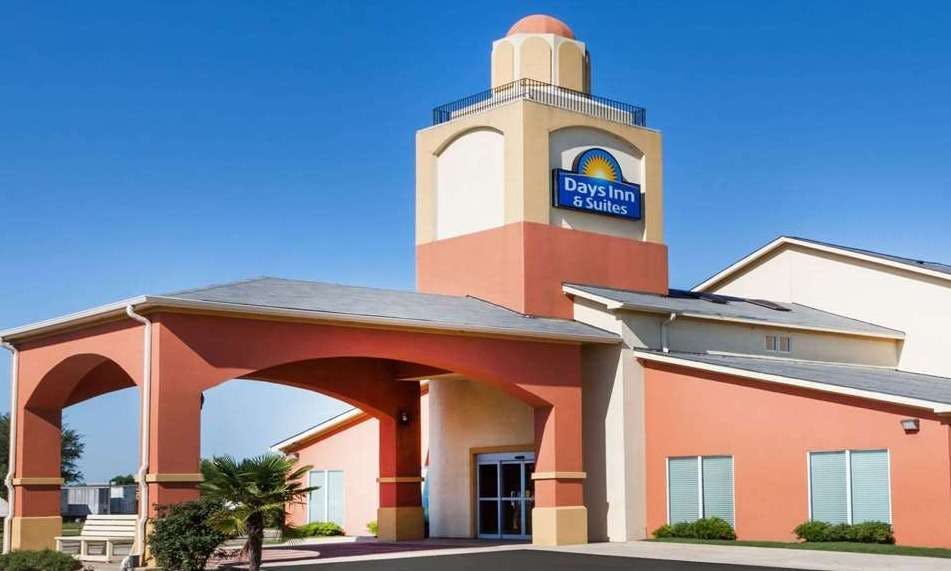 Days Inn & Suites by Wyndham Marquez