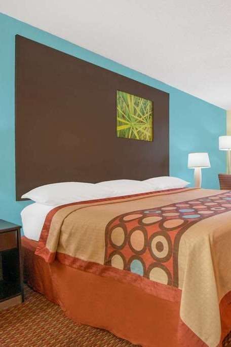 Hotel Super 8 by Wyndham Tulsa photo 1