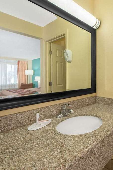 Hotel Super 8 by Wyndham Tulsa photo 3