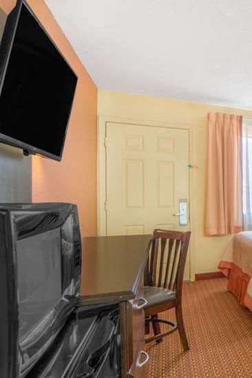 Hotel Super 8 by Wyndham Tulsa photo 4