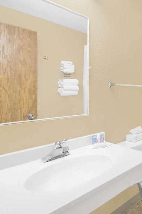 Hotel Super 8 by Wyndham Watertown photo 2