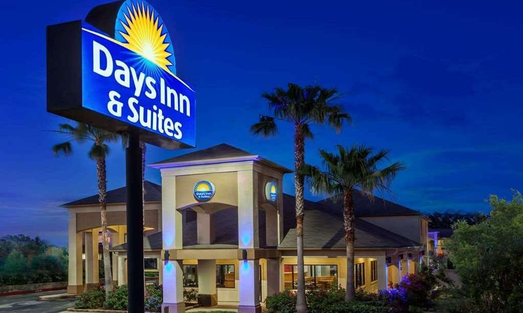 Days Inn & Suites by Wyndham Huntsville
