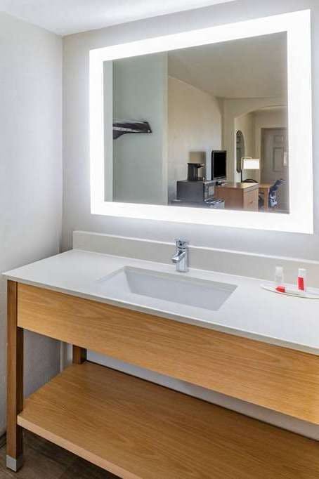 Hotel Days Inn & Suites by Wyndham Huntsville photo 5