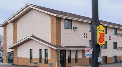 Super 8 by Wyndham Bismarck