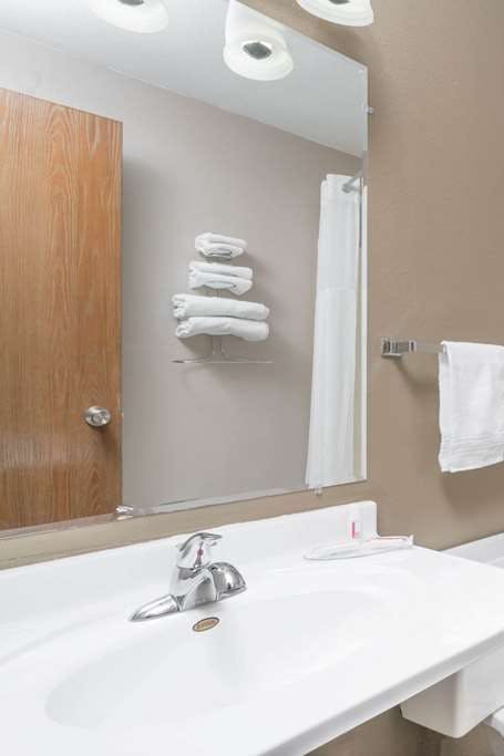 Hotel Super 8 by Wyndham Bismarck photo 1