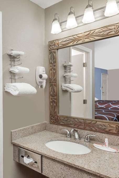 Hotel Super 8 by Wyndham Foley photo 4