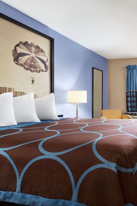 Hotel Super 8 by Wyndham Foley photo 2