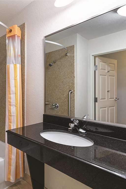 Hotel La Quinta Inn & Suites by Wyndham Alvarado photo 4