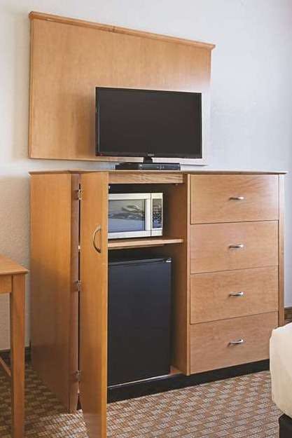 Hotel La Quinta Inn & Suites by Wyndham Alvarado photo 3