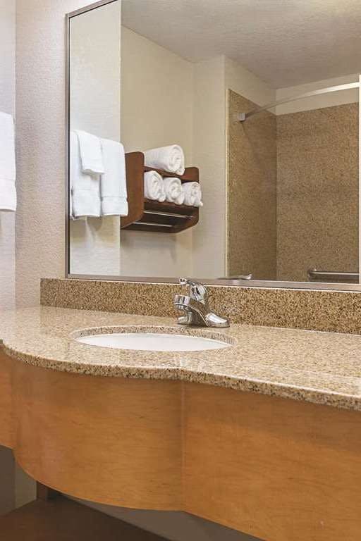 Hotel La Quinta Inn & Suites by Wyndham Alvarado photo 5