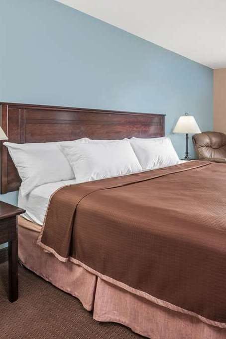 Hotel Super 8 by Wyndham Edmonton South photo 1