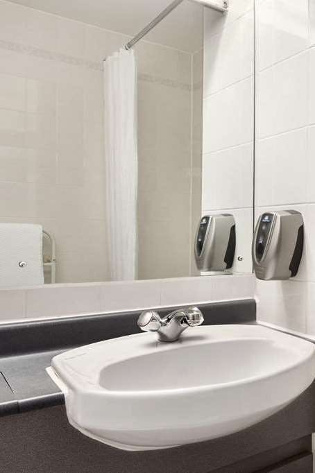 Hotel Days Inn by Wyndham Sevenoaks Clacket Lane photo 4