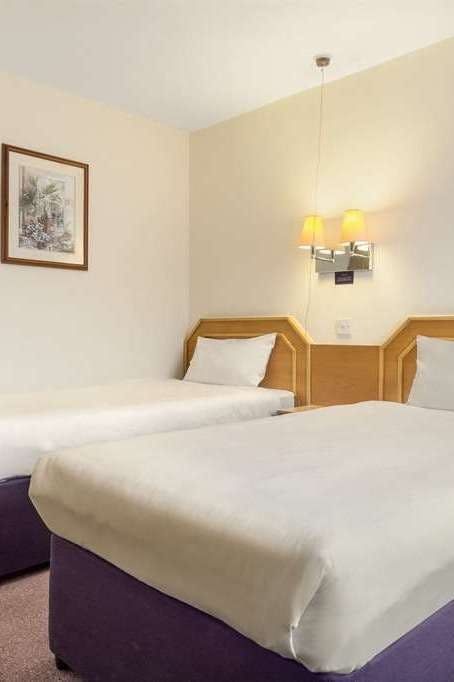 Hotel Days Inn by Wyndham Sevenoaks Clacket Lane photo 3