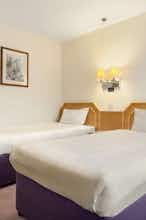 Hotel Days Inn by Wyndham Sevenoaks Clacket Lane photo 3