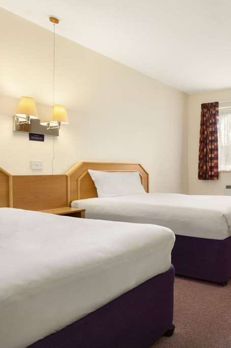 Hotel Days Inn by Wyndham Sevenoaks Clacket Lane photo 2