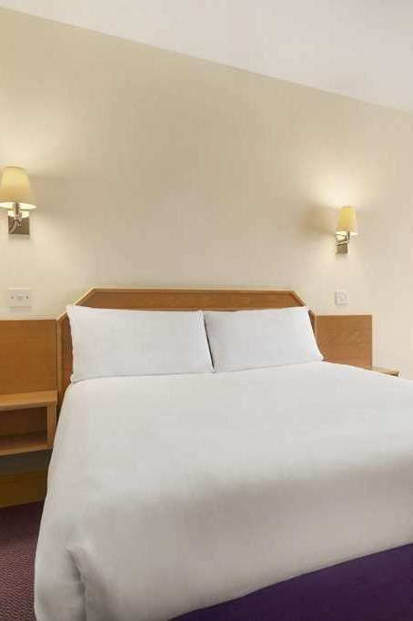 Hotel Days Inn by Wyndham Sevenoaks Clacket Lane photo 1