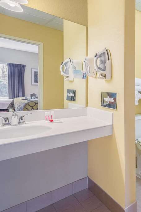 Hotel Baymont Warrenton photo 4