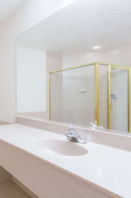 Hotel Ramada by Wyndham St George photo 4