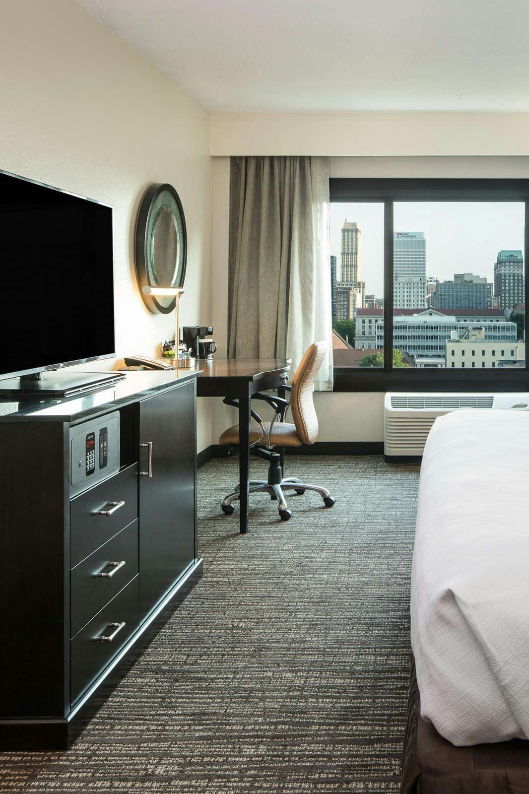 Hotel Crowne Plaza Memphis Downtown photo 2