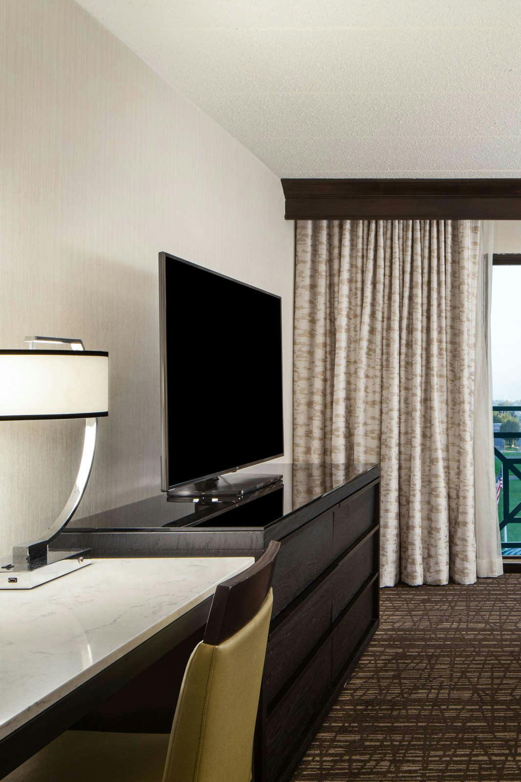 Hotel Embassy Suites by Hilton Philadelphia Airport photo 2